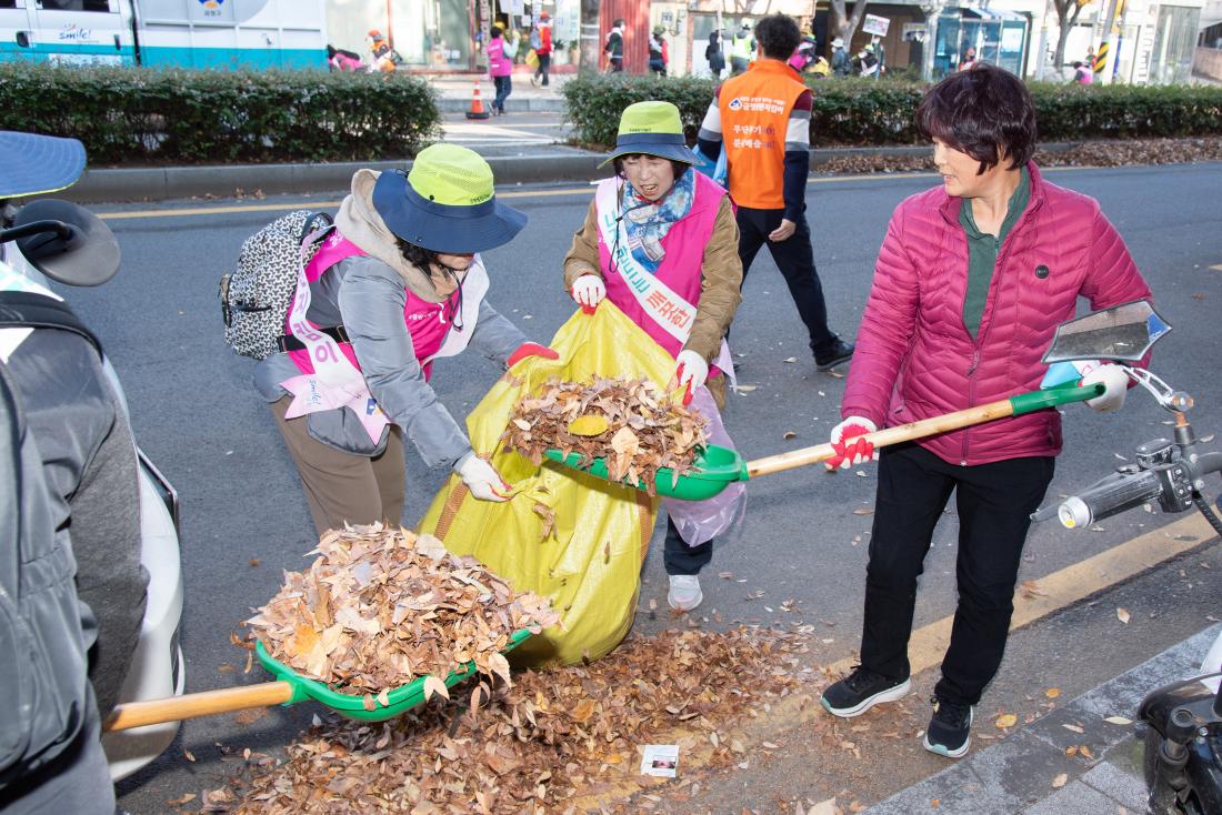 20251124_금정클린지킴이 낙엽정비 모둠청소 실시_23.jpg