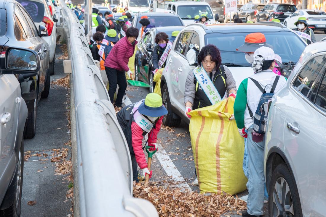 20251124_금정클린지킴이 낙엽정비 모둠청소 실시_15.jpg