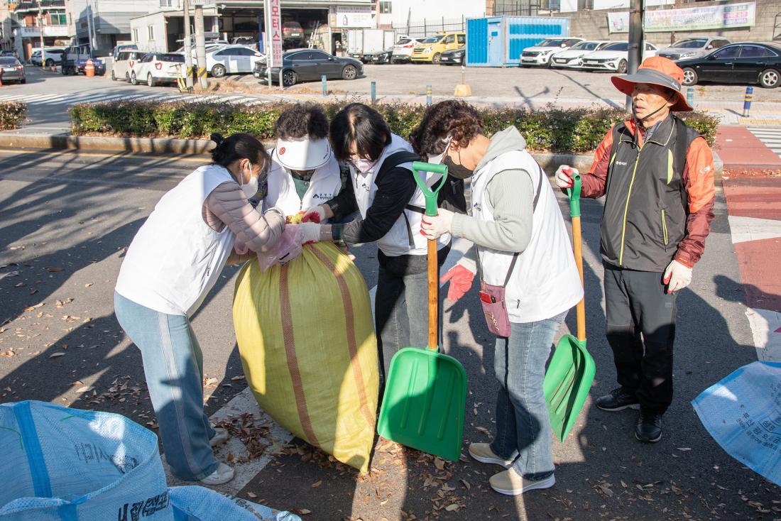 20251124_금정클린지킴이 낙엽정비 모둠청소 실시_26.jpg