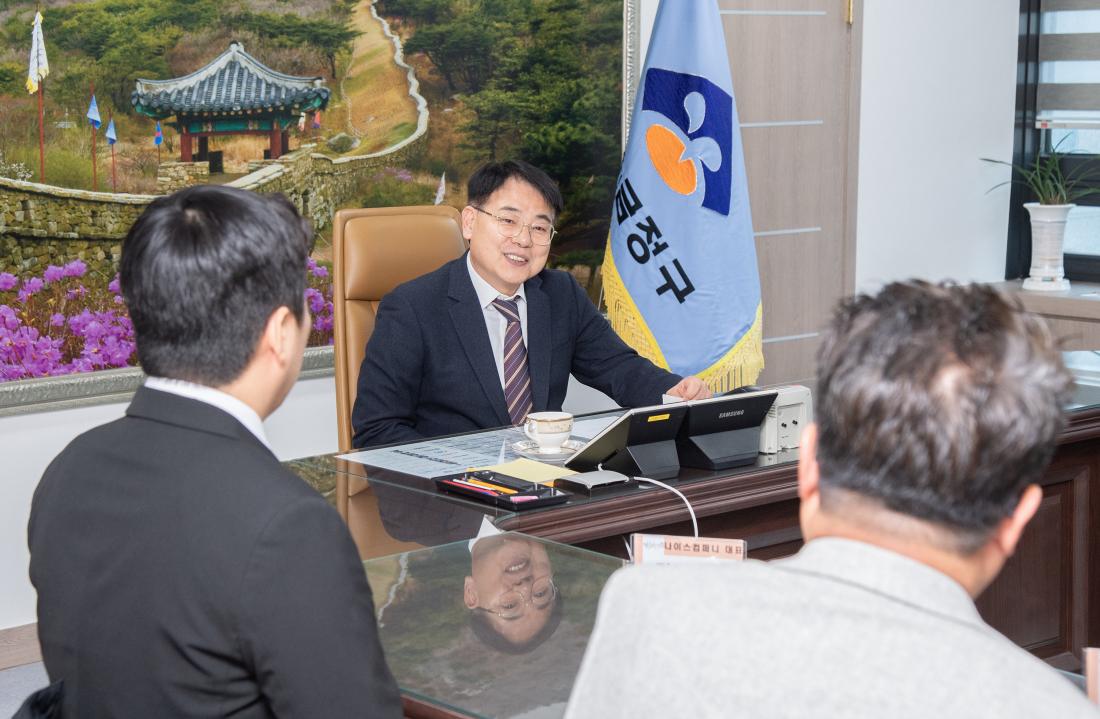 20251125_나이스컴퍼니, 이웃돕기 성품 기탁_3.jpg