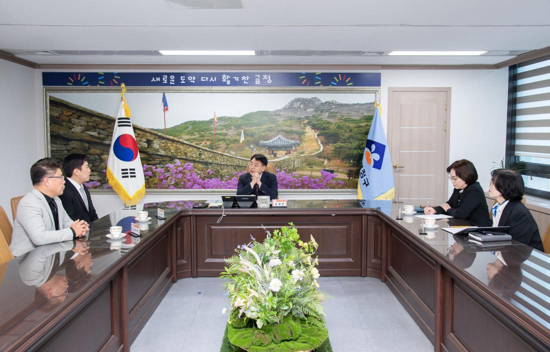 20251125_나이스컴퍼니, 이웃돕기 성품 기탁_4.jpg