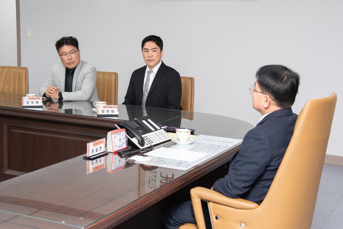 20251125_나이스컴퍼니, 이웃돕기 성품 기탁_5.jpg