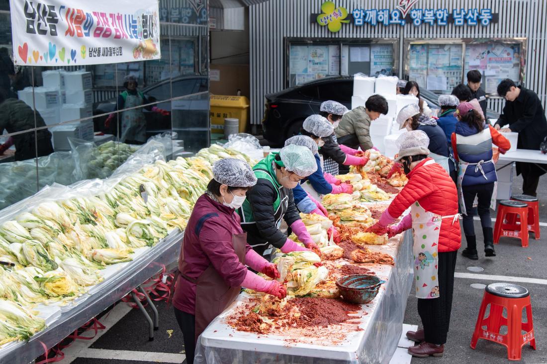 20251126_남산동 새마을부녀회, 사랑의 김장나눔 행사_8.jpg