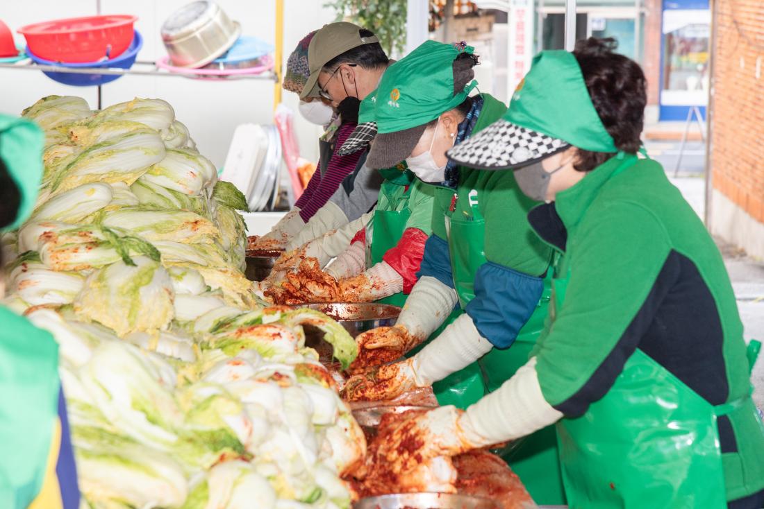 20251127_금사회동동 새마을부녀회, 사랑의 김장나눔 행사_10.jpg