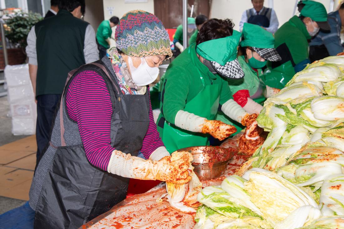 20251127_금사회동동 새마을부녀회, 사랑의 김장나눔 행사_11.jpg