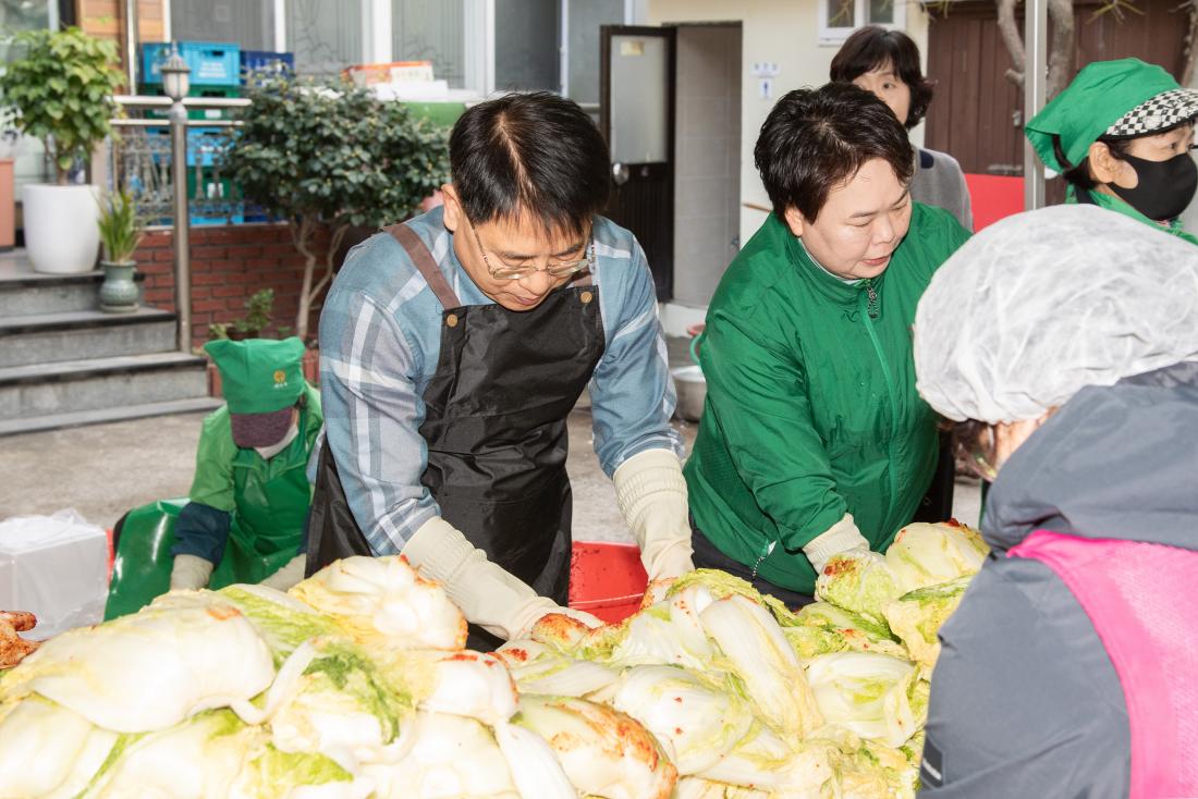 20251127_금사회동동 새마을부녀회, 사랑의 김장나눔 행사_4.jpg