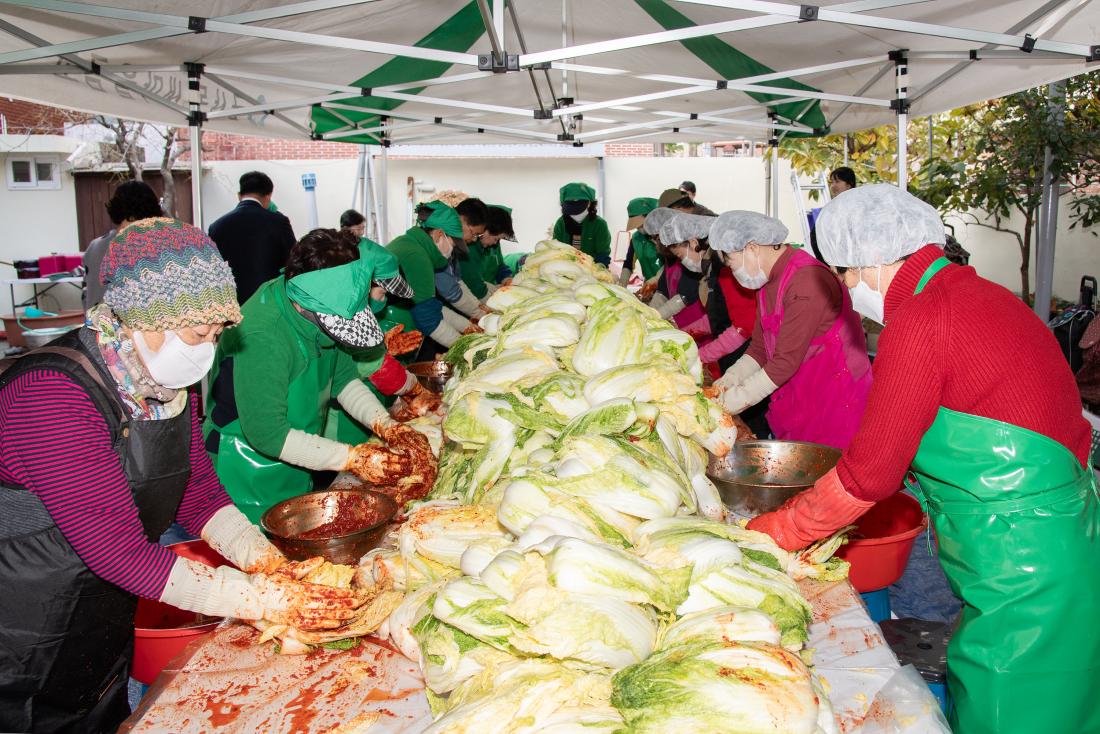 20251127_금사회동동 새마을부녀회, 사랑의 김장나눔 행사_9.jpg