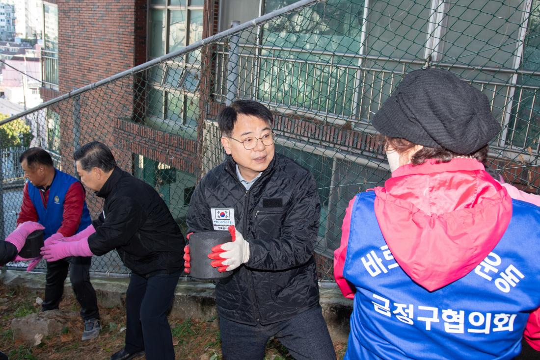 20251206_바르게살기운동금정구협의회, 연탄나눔사업_8.jpg