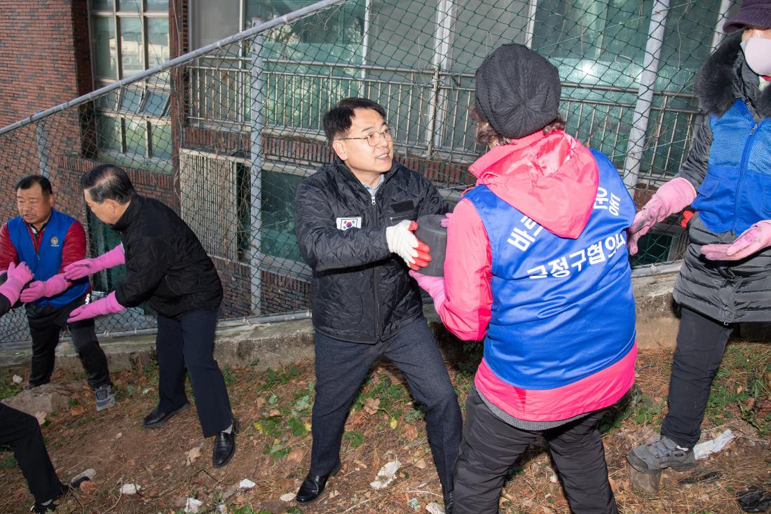 20251206_바르게살기운동금정구협의회, 연탄나눔사업_9.jpg