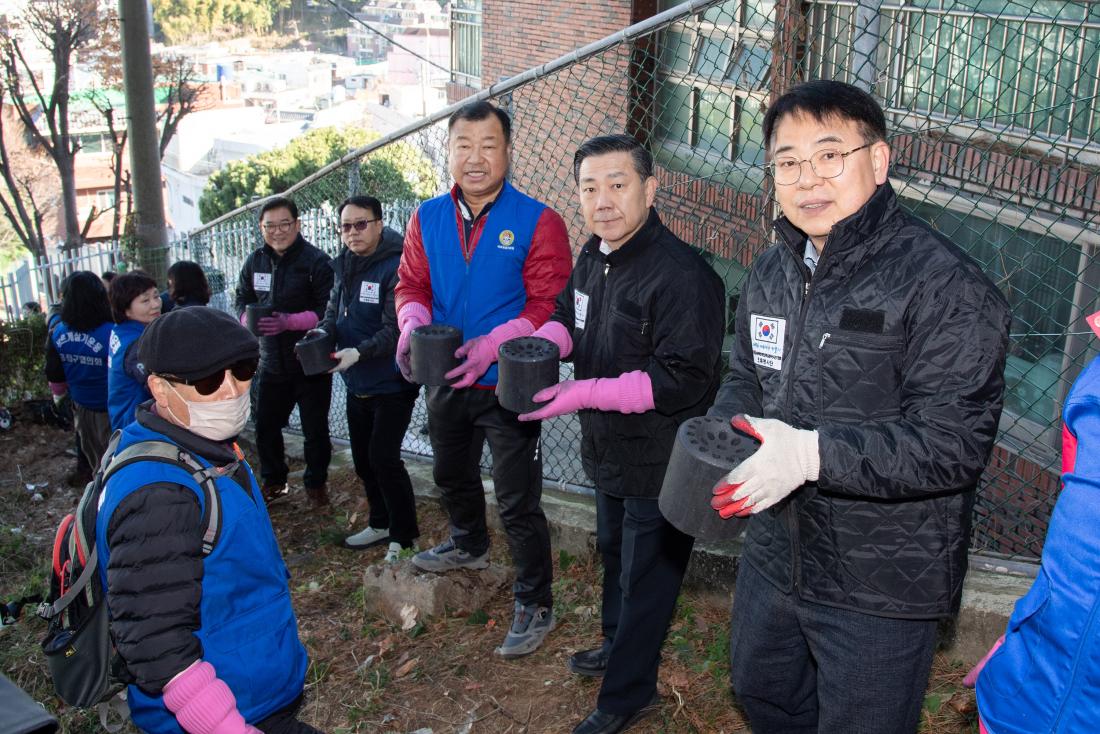 20251206_바르게살기운동금정구협의회, 연탄나눔사업_13.jpg