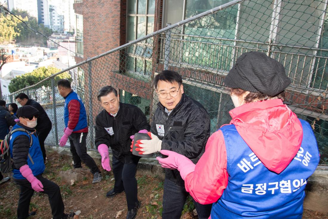 20251206_바르게살기운동금정구협의회, 연탄나눔사업_7.jpg