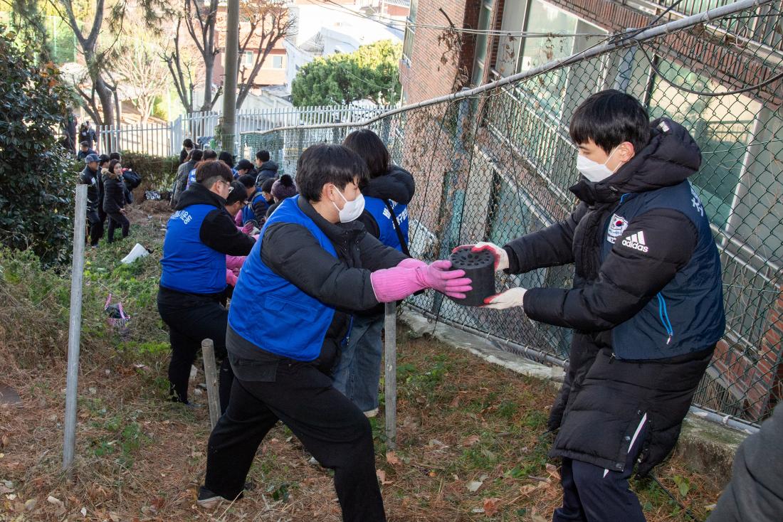 20251206_바르게살기운동금정구협의회, 연탄나눔사업_15.jpg