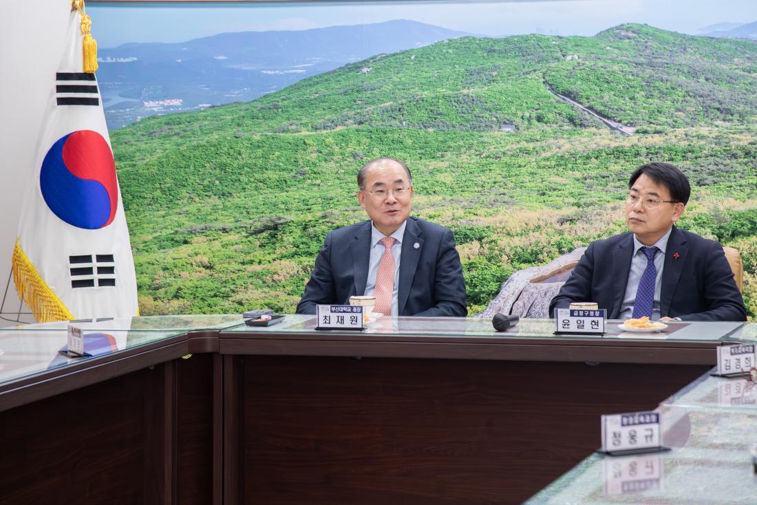 20251210_진로교육지원센터 운영사무 위.수탁 협약식_10.jpg