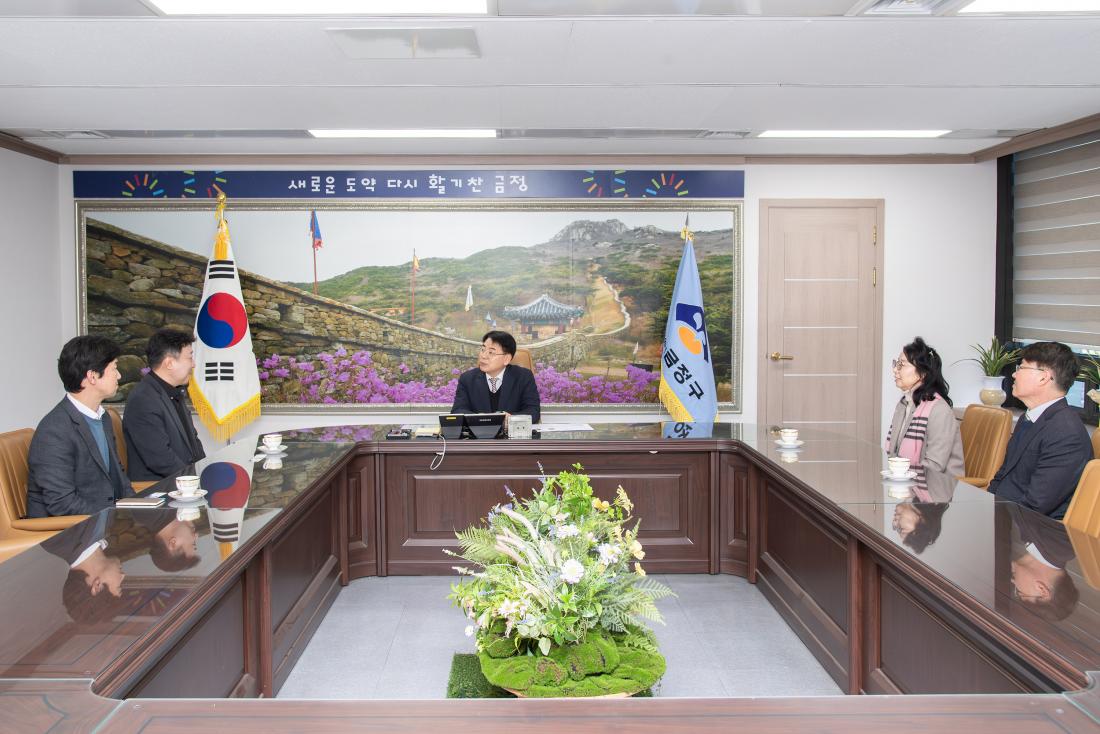 20251230_NH농협은행 구서동 지점, 이웃돕기 성품 기탁_4.jpg