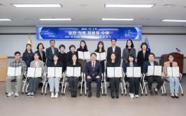 20251031_승진 직원 임용장 수여_1.jpg