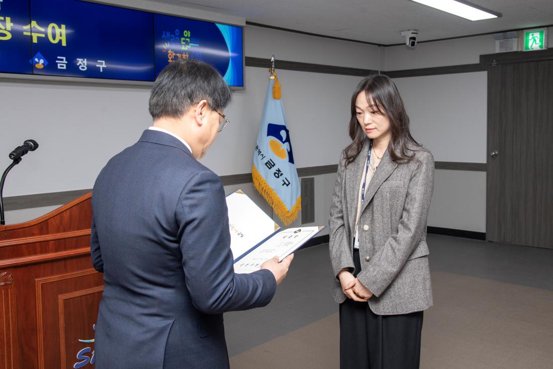 20260206_승진 직원 임용장 수여식_4.jpg