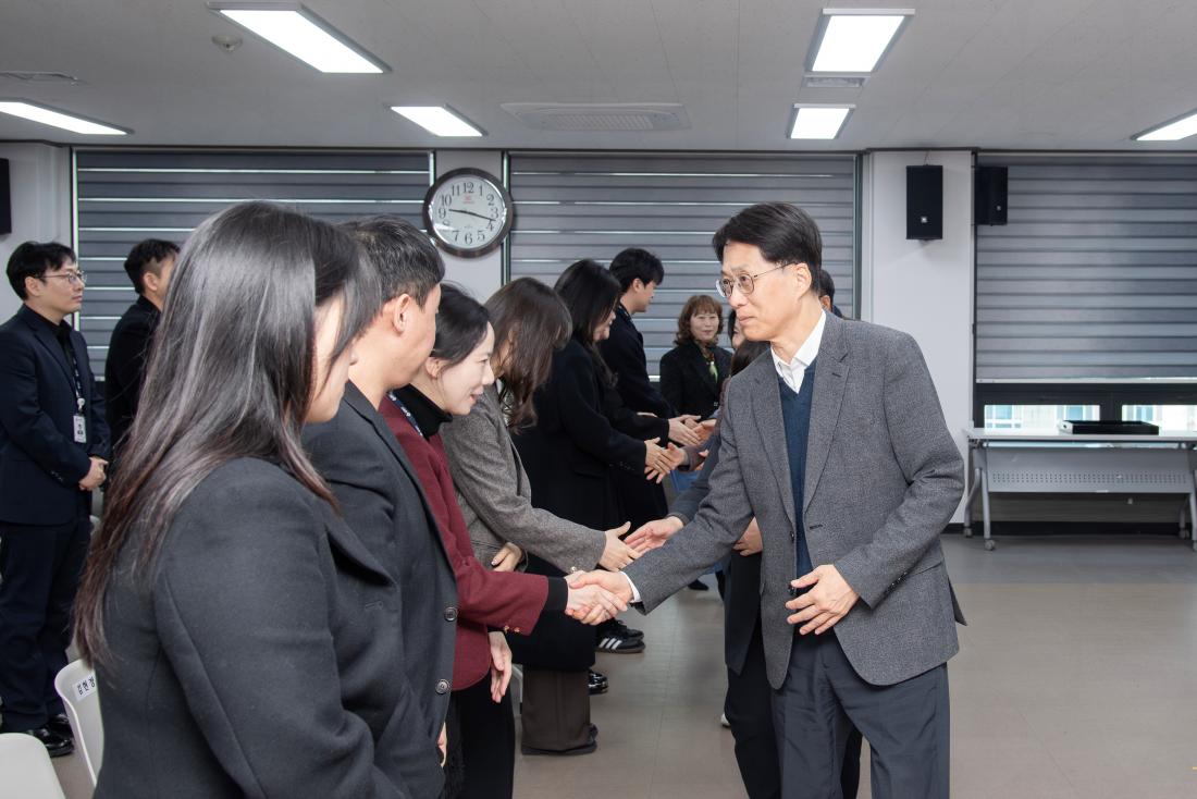 20260206_승진 직원 임용장 수여식_32.jpg