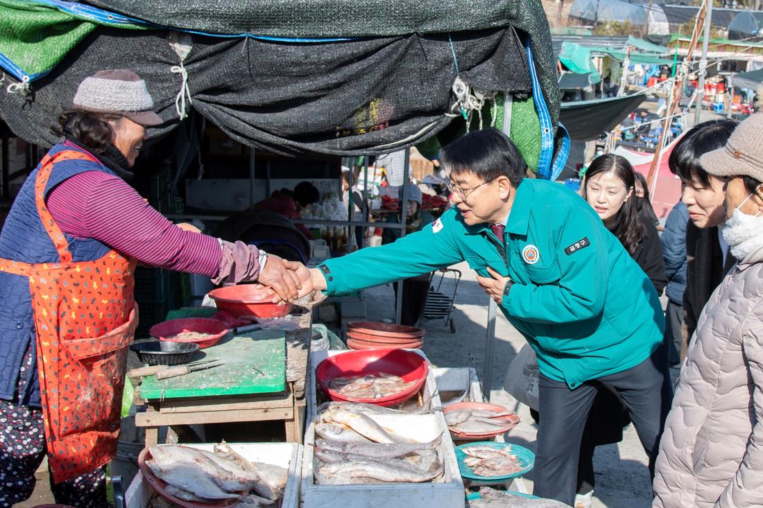 20260212_설 맞이 전통시장 방문_3.jpg