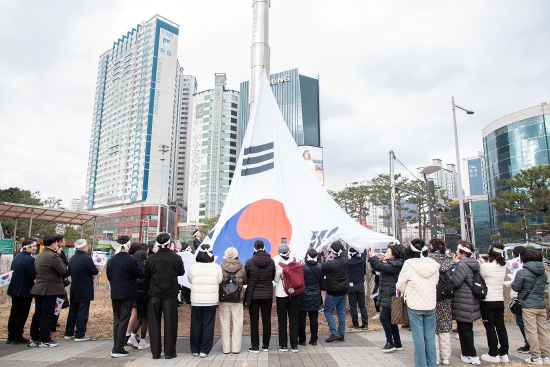 20260301_제107주년 3.1절 기념 대형태극기 게양식_10.jpg