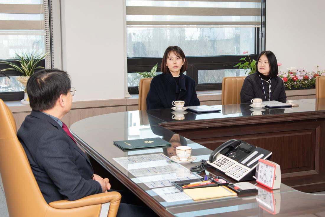 20260306_승진 직원 임용장 수여_6.jpg