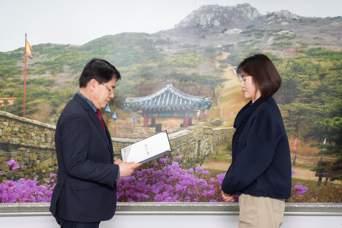 20260306_승진 직원 임용장 수여_2.jpg