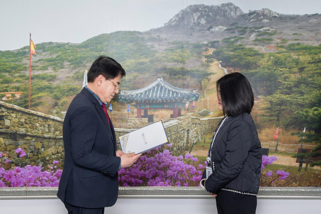 20260306_승진 직원 임용장 수여_4.jpg