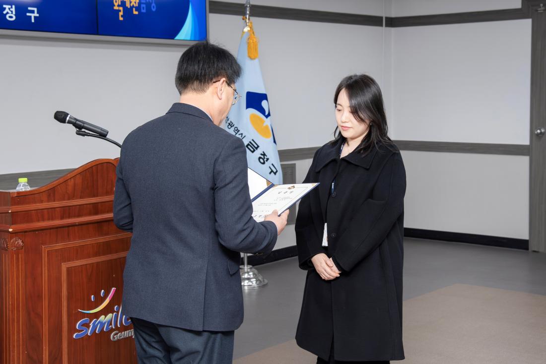 20260312_승진 직원 임용장 수여식_7.jpg