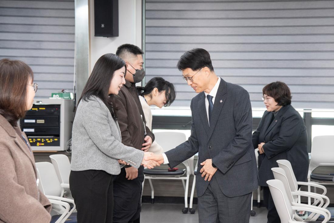 20260312_승진 직원 임용장 수여식_28.jpg