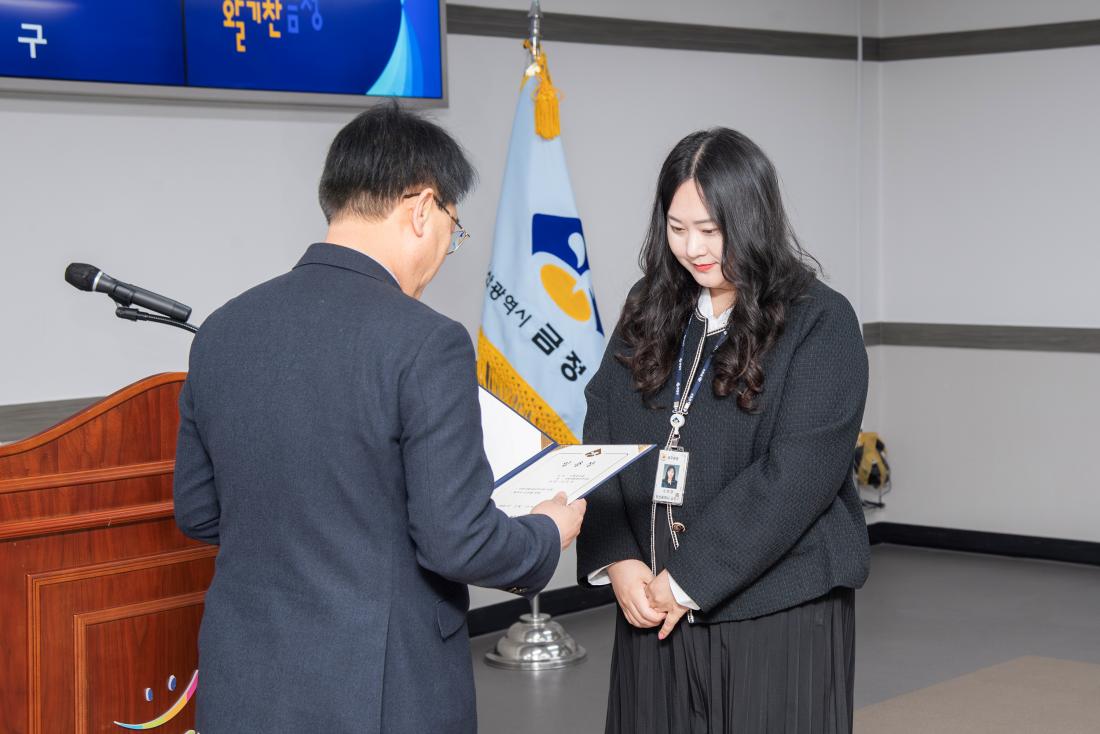 20260312_승진 직원 임용장 수여식_4.jpg