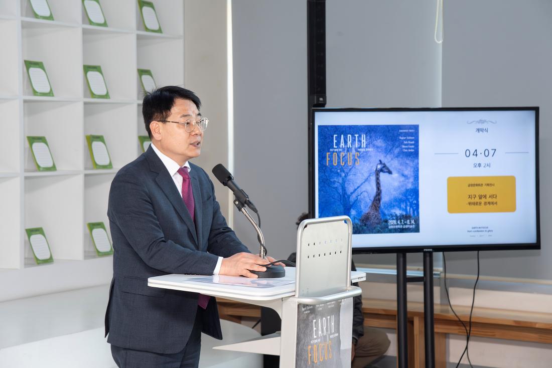 20260407_금정문화회관 기획전시 '지구  앞에 서다 - 위태로운 경계에' 개막식_5.jpg