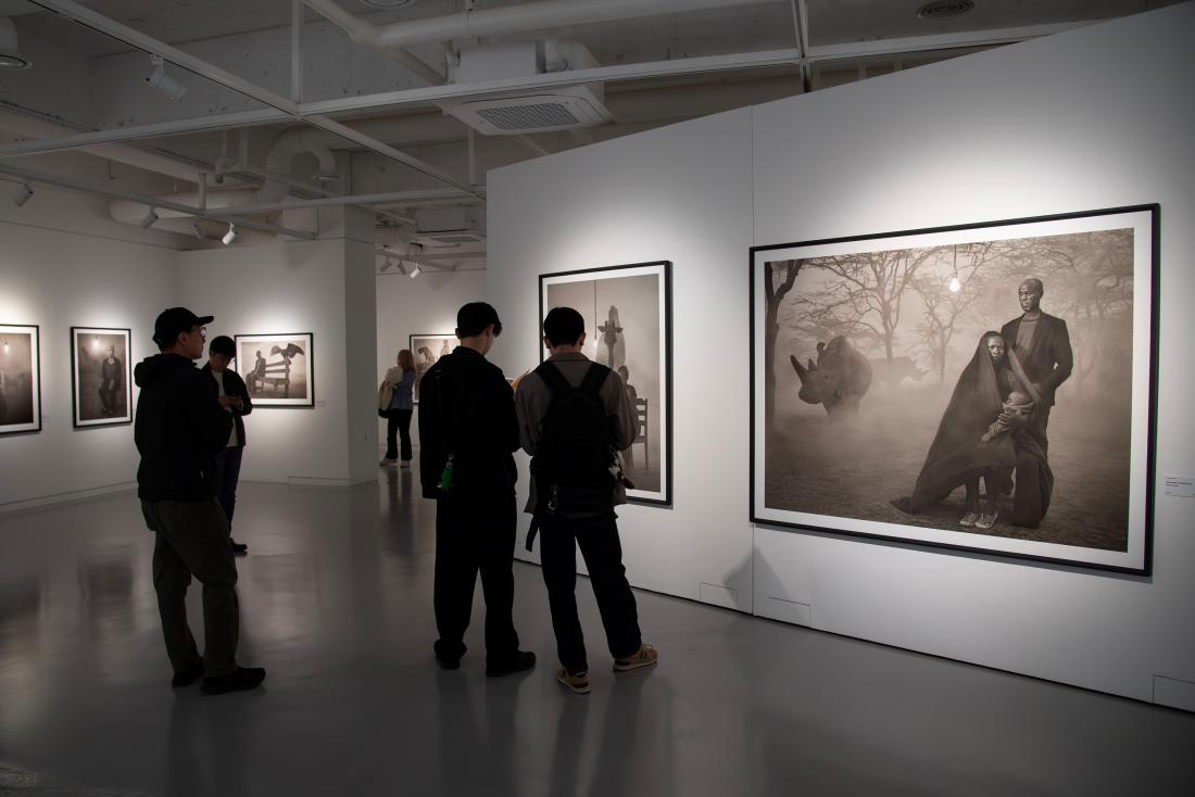 20260407_금정문화회관 기획전시 '지구  앞에 서다 - 위태로운 경계에' 개막식_35.jpg