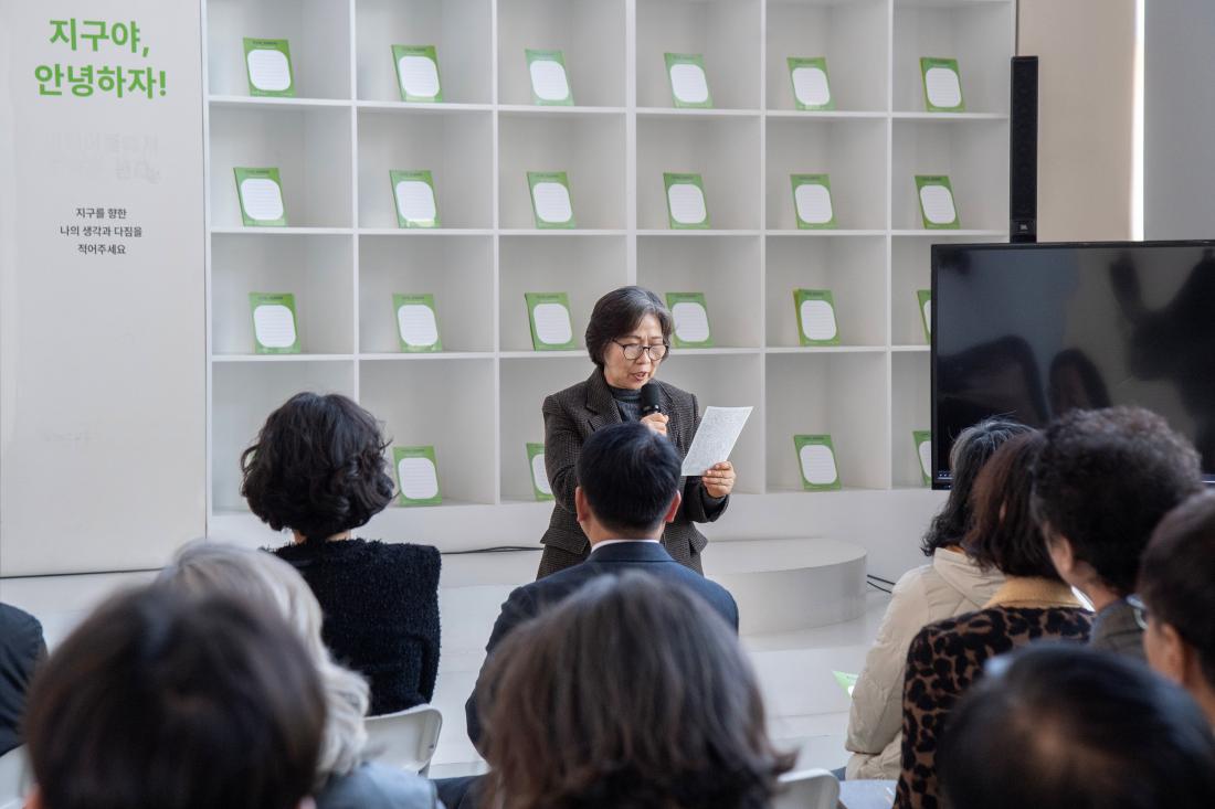 20260407_금정문화회관 기획전시 '지구  앞에 서다 - 위태로운 경계에' 개막식_25.jpg