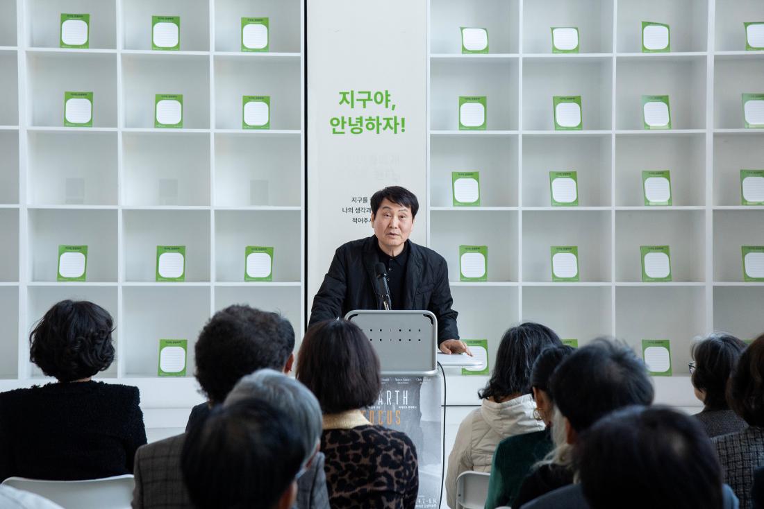 20260407_금정문화회관 기획전시 '지구  앞에 서다 - 위태로운 경계에' 개막식_16.jpg