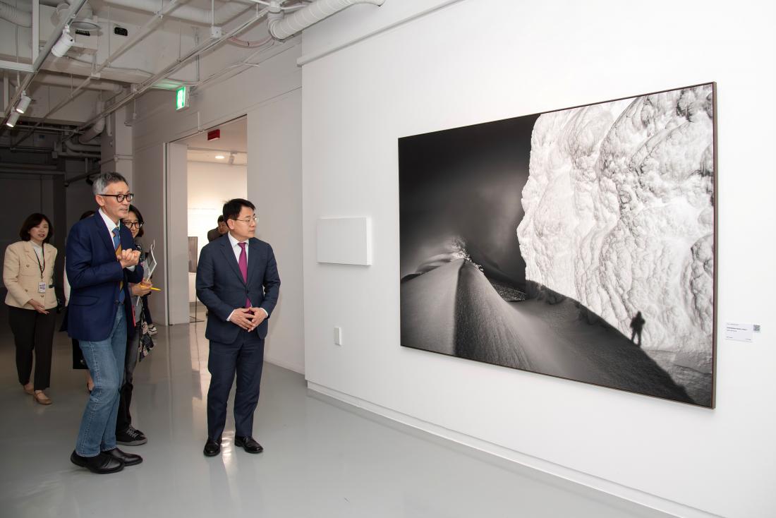 20260407_금정문화회관 기획전시 '지구  앞에 서다 - 위태로운 경계에' 개막식_8.jpg