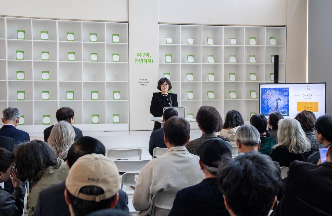 20260407_금정문화회관 기획전시 '지구  앞에 서다 - 위태로운 경계에' 개막식_17.jpg