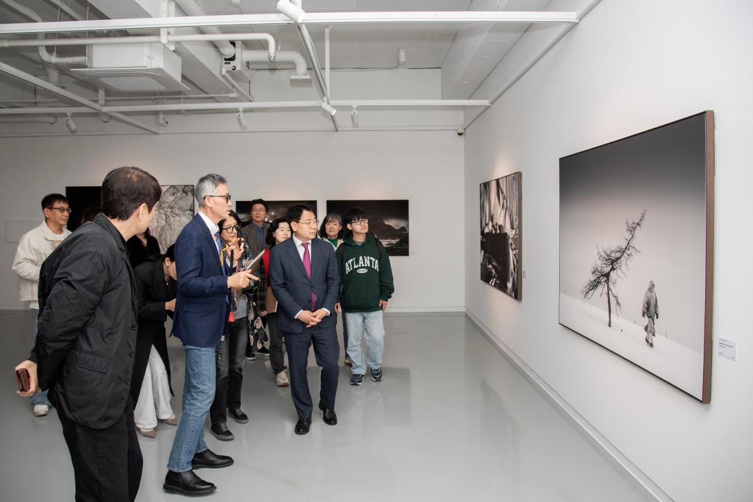 20260407_금정문화회관 기획전시 '지구  앞에 서다 - 위태로운 경계에' 개막식_10.jpg