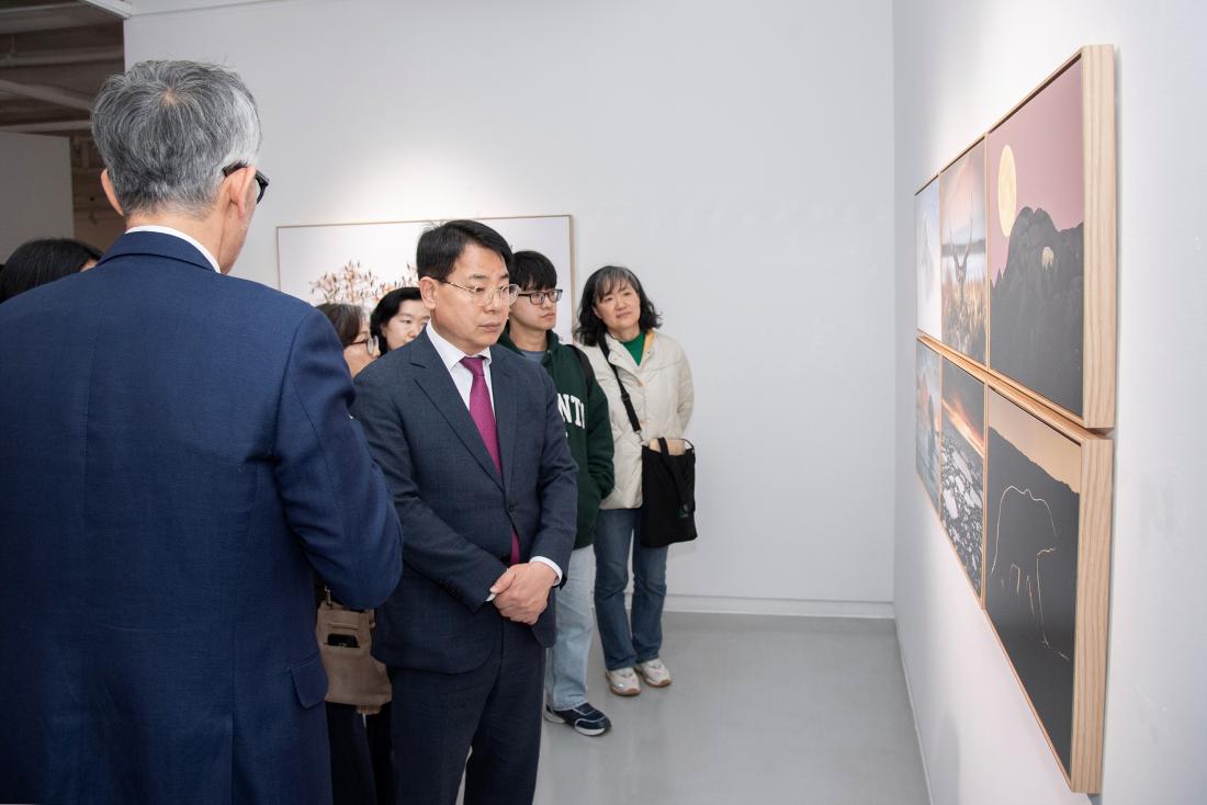 20260407_금정문화회관 기획전시 '지구  앞에 서다 - 위태로운 경계에' 개막식_11.jpg