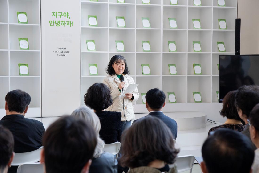 20260407_금정문화회관 기획전시 '지구  앞에 서다 - 위태로운 경계에' 개막식_27.jpg