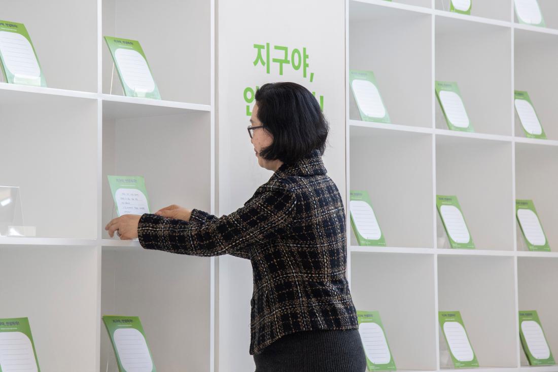 20260407_금정문화회관 기획전시 '지구  앞에 서다 - 위태로운 경계에' 개막식_24.jpg