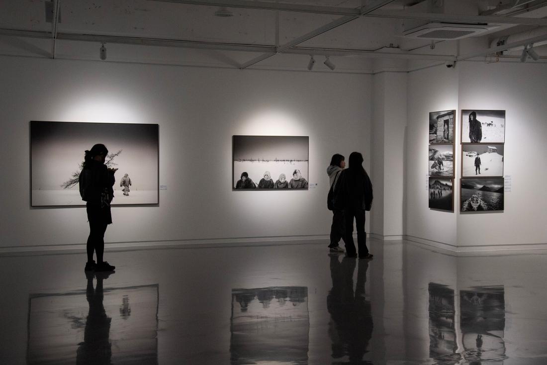 20260407_금정문화회관 기획전시 '지구  앞에 서다 - 위태로운 경계에' 개막식_29.jpg