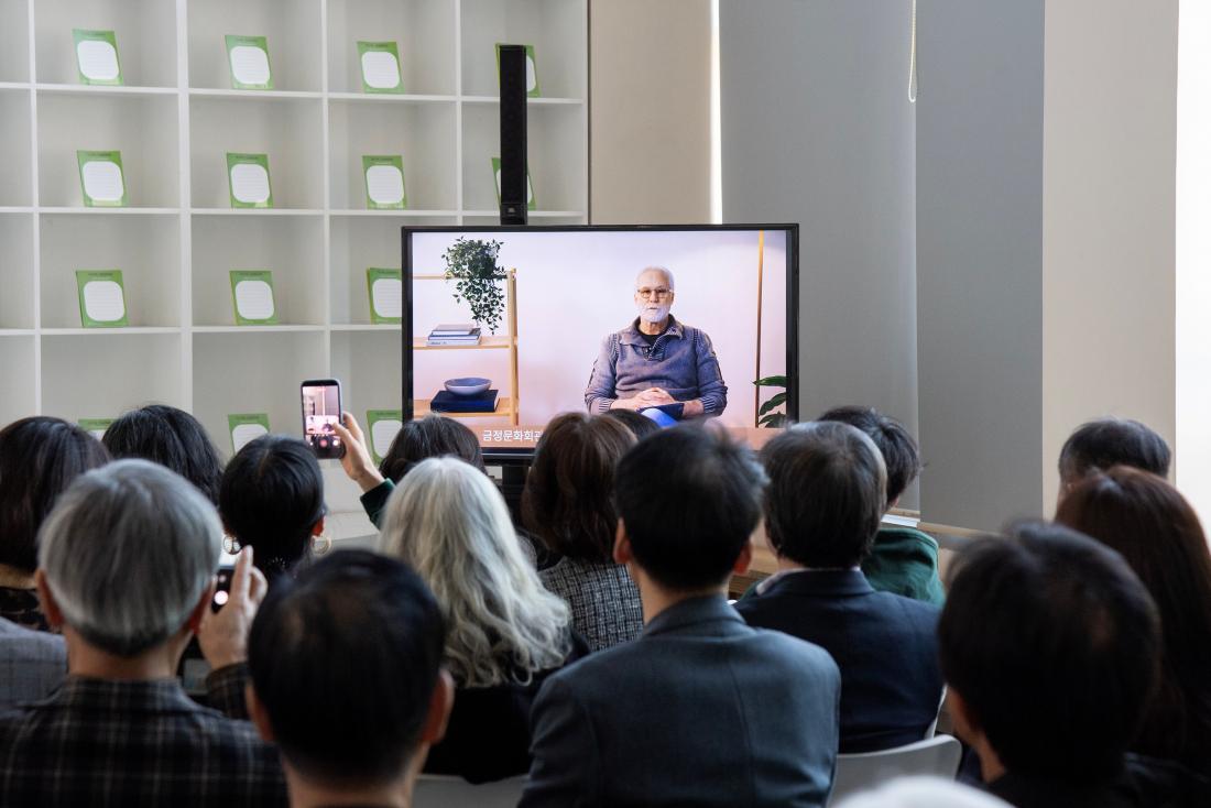 20260407_금정문화회관 기획전시 '지구  앞에 서다 - 위태로운 경계에' 개막식_20.jpg