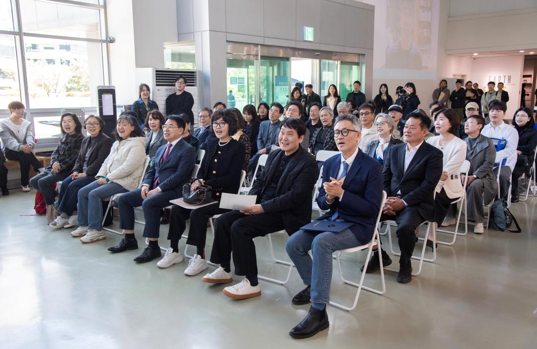 20260407_금정문화회관 기획전시 '지구  앞에 서다 - 위태로운 경계에' 개막식_6.jpg