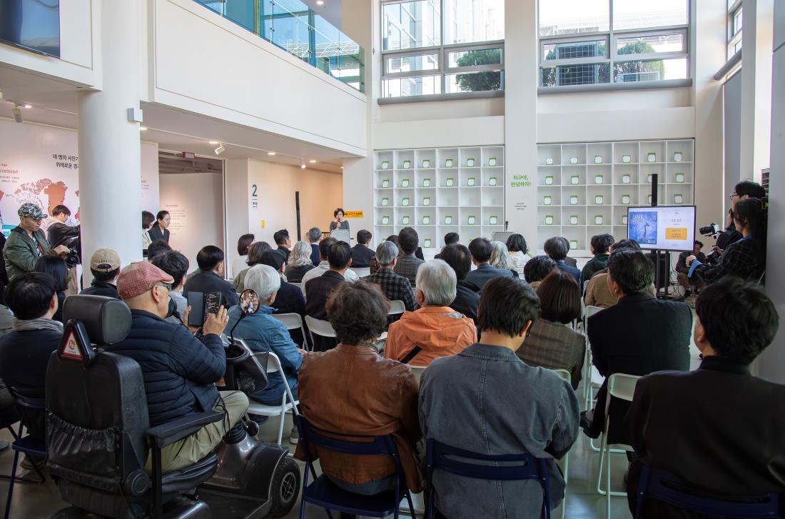 20260407_금정문화회관 기획전시 '지구  앞에 서다 - 위태로운 경계에' 개막식_15.jpg