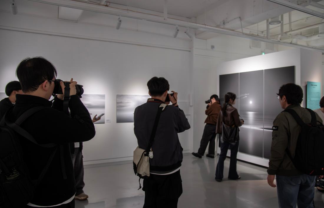 20260407_금정문화회관 기획전시 '지구  앞에 서다 - 위태로운 경계에' 개막식_33.jpg