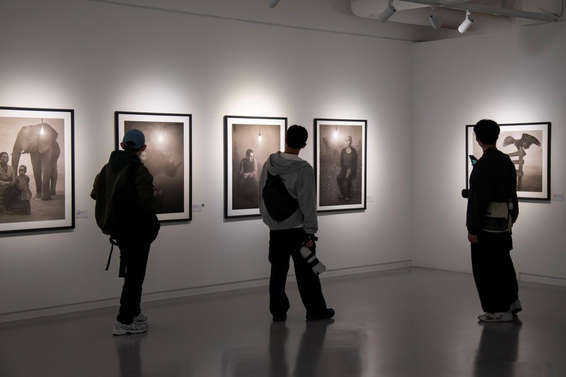 20260407_금정문화회관 기획전시 '지구  앞에 서다 - 위태로운 경계에' 개막식_34.jpg