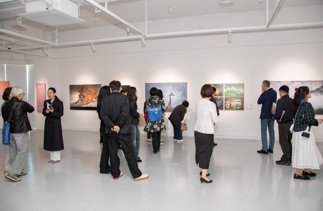 20260407_금정문화회관 기획전시 '지구  앞에 서다 - 위태로운 경계에' 개막식_36.jpg