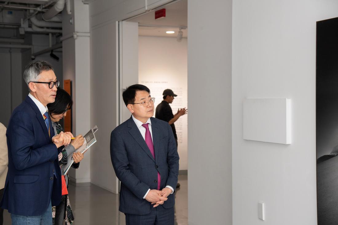 20260407_금정문화회관 기획전시 '지구  앞에 서다 - 위태로운 경계에' 개막식_9.jpg