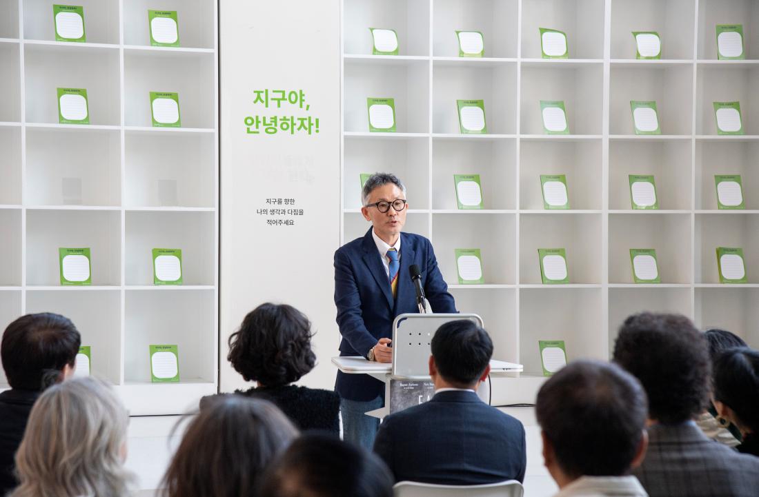 20260407_금정문화회관 기획전시 '지구  앞에 서다 - 위태로운 경계에' 개막식_21.jpg