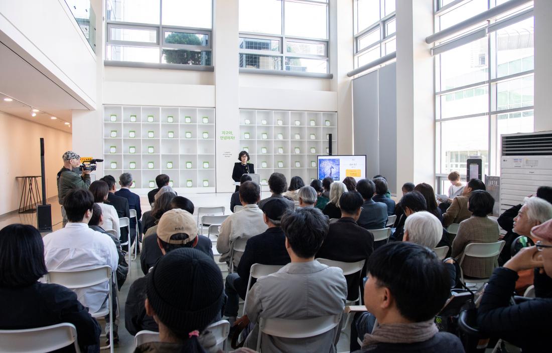 20260407_금정문화회관 기획전시 '지구  앞에 서다 - 위태로운 경계에' 개막식_19.jpg