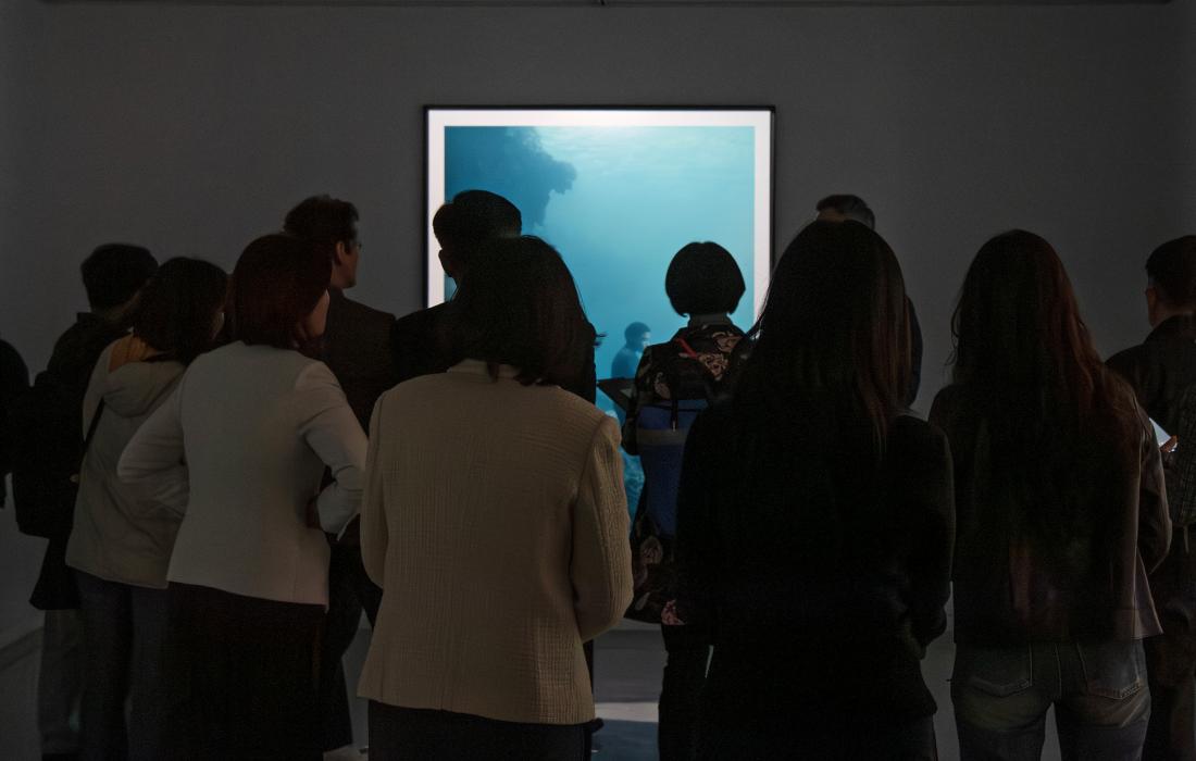 20260407_금정문화회관 기획전시 '지구  앞에 서다 - 위태로운 경계에' 개막식_31.jpg